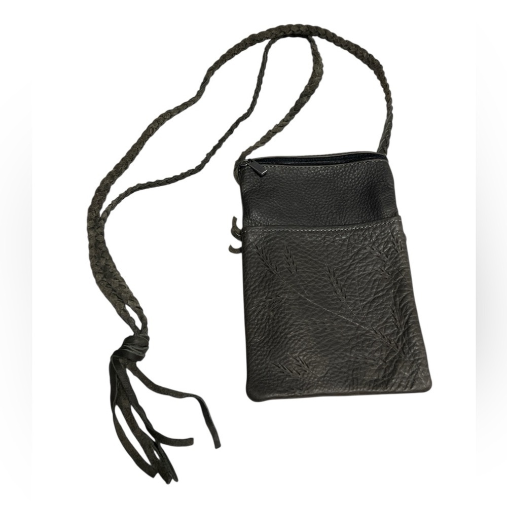 🆕 MANITOBAH MUKLUKS Grain Leather Wheat Etching Crossbody Bag